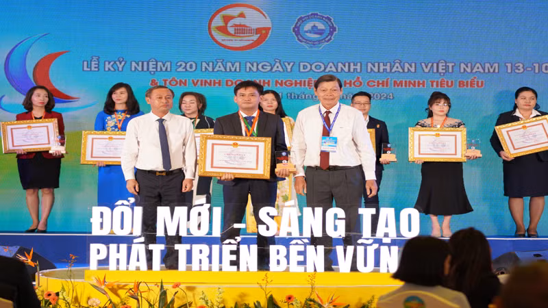 Ông Đoàn Văn Nam, Giám đốc COFIDEC (đơn vị thành viên của SATRA), nhận danh hiệu “Doanh nghiệp, doanh nhân Thành phố Hồ Chí Minh tiêu biểu” năm 2024. (Ảnh SATRA)