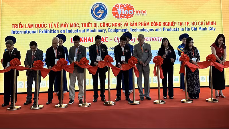 Các đại biểu thực hiện nghi thức khai mạc triển lãm.