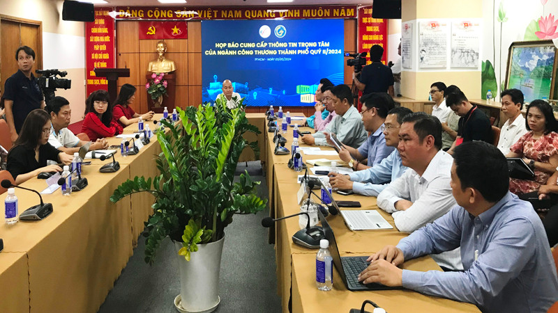 Quang cảnh buổi họp báo.