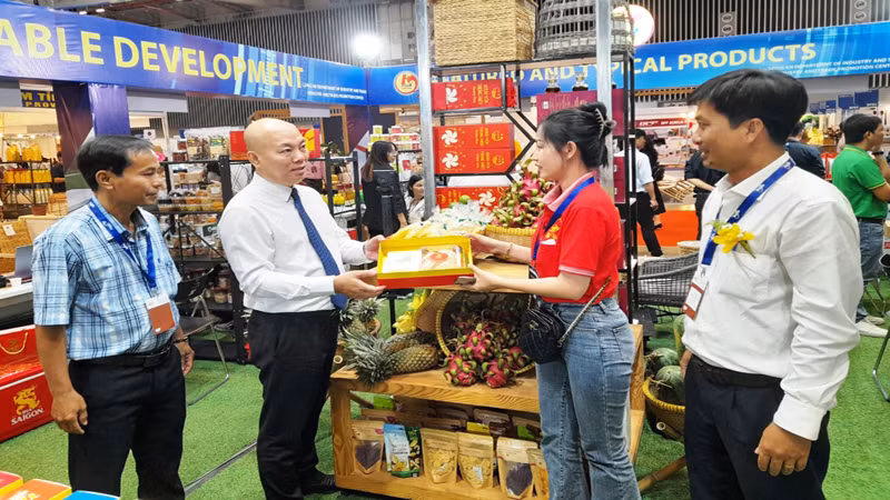 Đại diện Cục Xúc tiến thương mại (Bộ Công thương) tham quan, tìm hiểu các mặt hàng nông sản xuất khẩu của tỉnh Long An tại hội chợ.