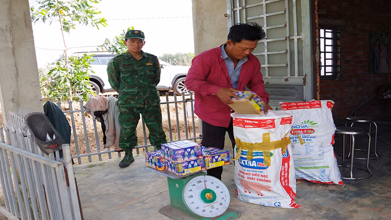 Đối tượng Hồ Trần Xuân Nam bị bắt vì tàng trữ pháo nổ trái phép tại nhà riêng.