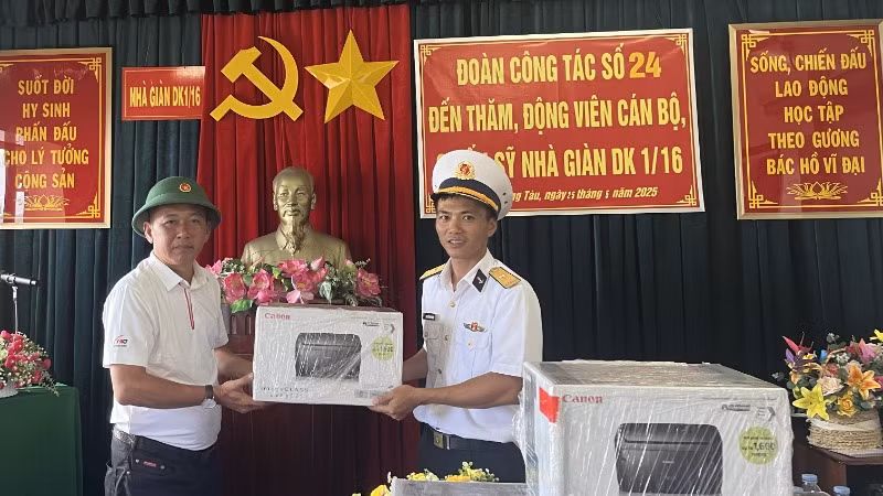 Được sự đồng ý của lãnh đạo Ban Tuyên giáo và Dân vận Trung ương, đoàn công tác đã gửi đến các đảo, nhà giàn 10 máy in Canon, 2 máy chiếu Canon, 1 máy photocopy Canon do Công ty cổ phần đầu tư Lê Bảo Minh đóng góp.