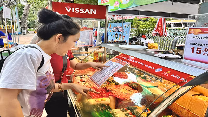 Khách du lịch tham quan gian hàng thực phẩm của Công ty cổ phần Việt Nam Kỹ nghệ súc sản tại Liên hoan.