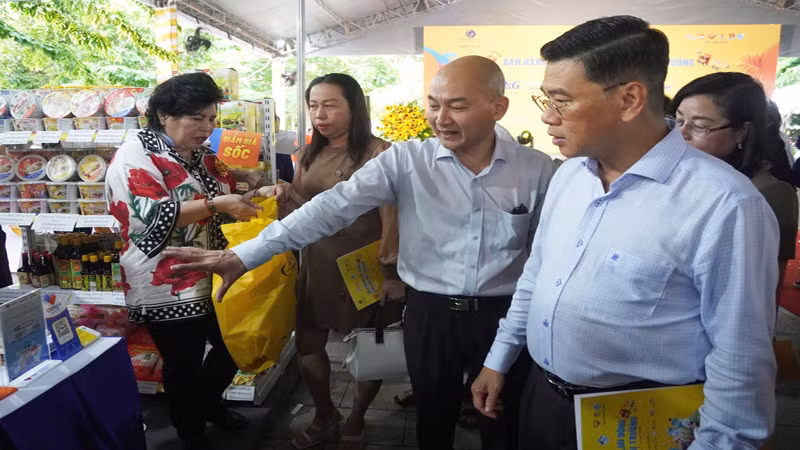 Phó Chủ tịch Ủy ban nhân dân Thành phố Hồ Chí Minh Nguyễn Văn Dũng (phải) tham quan các gian hàng tại buổi phát động chương trình.
