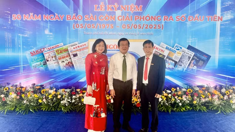 Lãnh đạo Báo Sài Gòn Giải Phóng chụp ảnh lưu niệm cùng đồng chí nguyên Ủy viên Bộ Chính trị, nguyên Chủ tịch nước Trương Tấn Sang.