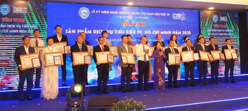 Đại diện các doanh nghiệp nhận chứng nhận “Sản phẩm, dịch vụ tiêu biểu Thành phố Hồ Chí Minh” năm 2023 và Bằng khen của Ủy ban nhân dân Thành phố. 