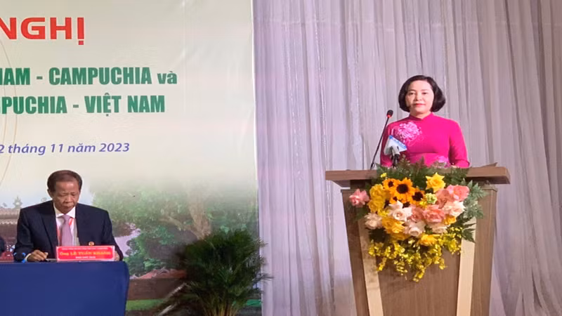 Đồng chí Nguyễn Thị Thanh, Chủ tịch Hội Hữu nghị Việt Nam-Campuchia, phát biểu tại Hội nghị.