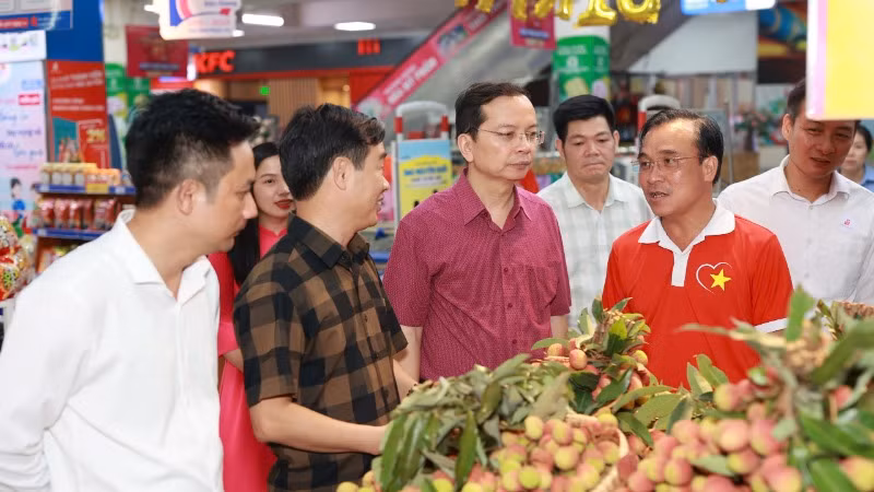 Phó Tổng Giám đốc Saigon Co.op Nguyễn Ngọc Thắng (phải) tại Chương trình “Hành trình hạnh phúc” quảng bá sản phẩm vải thiều Lục Ngạn (Bắc Giang).