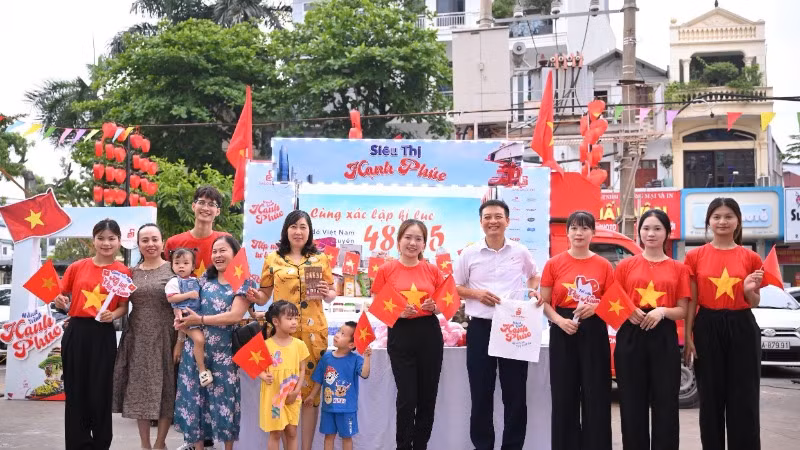 Chương trình “Hành trình hạnh phúc” diễn ra tại Siêu thị Co.opmart Bắc Giang, xác lập kỷ lục bản đồ Việt Nam trực tuyến bằng 50.000 bức ảnh.