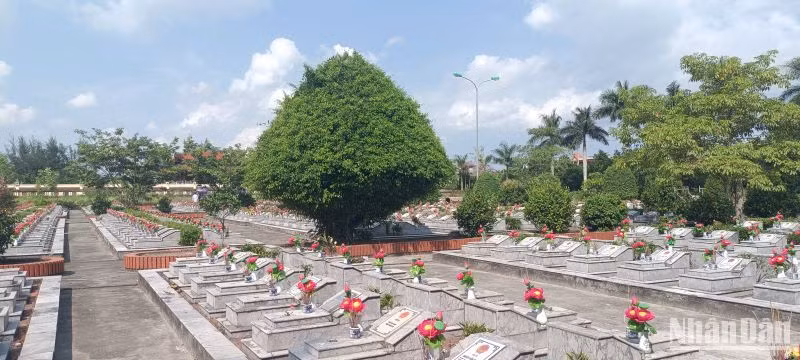 Nghĩa trang huyện Đông Hưng có diện tích 20ha, đang lưu giữ 2.640 hài cốt liệt sĩ.