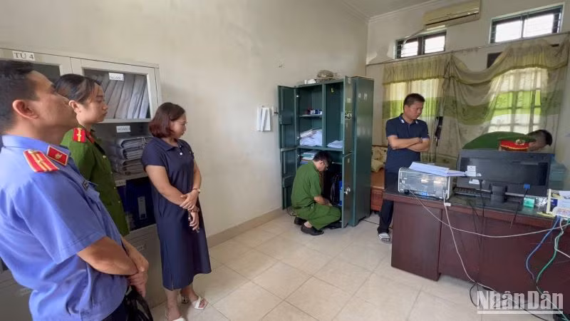 Lực lượng chức năng khám xét nơi làm việc của Hà Vân Anh.