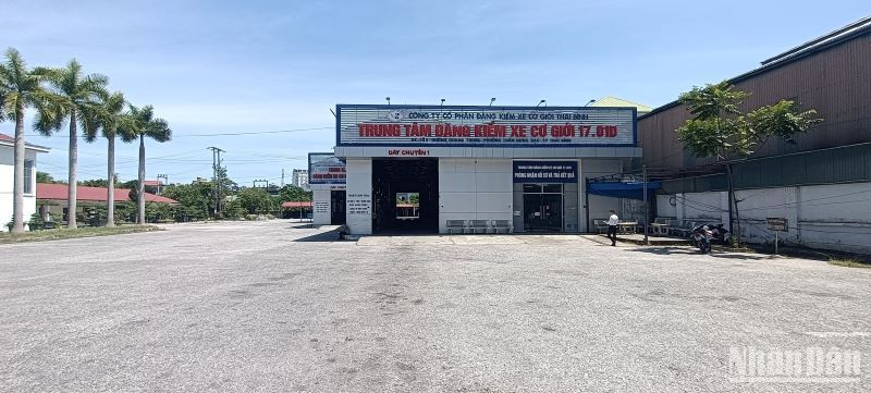 Trung tâm đăng kiểm xe cơ giới 17-01D trên địa bàn thành phố Thái Bình (tỉnh Thái Bình) gần 2 tháng nay luôn trong cảnh đìu hiu, thưa vắng phương tiện đến kiểm định.