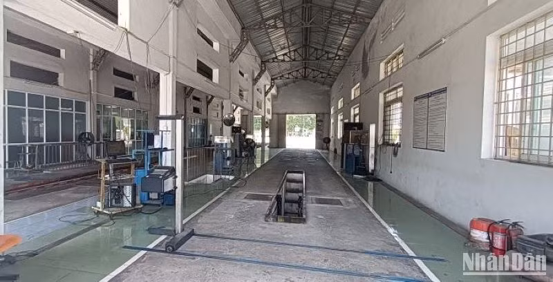 2 dây chuyền "nằm chờ" phương tiện đến kiểm định.