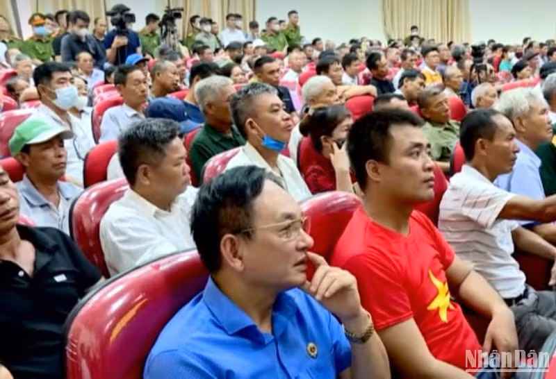 Có khoảng 200 người dân trực tiếp tham dự buổi đối thoại với Chủ tịch Ủy ban nhân dân tỉnh Thái Bình. Có khoảng 200 người dân trực tiếp tham dự buổi đối thoại với Chủ tịch Ủy ban nhân dân tỉnh Thái Bình.