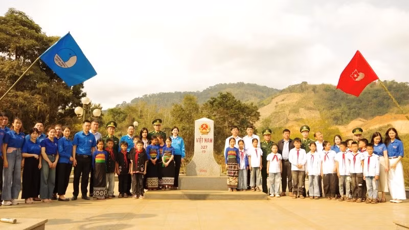 Chụp ảnh lưu niệm tại cột mốc 327.