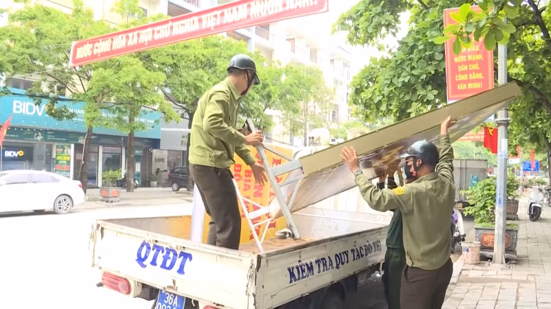 Lực lượng chức năng ra quân giải tỏa vỉa hè.