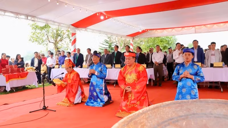 Lễ dâng hương tưởng niệm Hoàng đế Hồ Quý Ly.