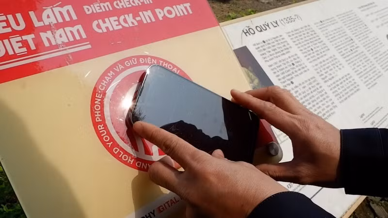 Chỉ cần chạm điện thoại là có đủ thông tin cho du khách.