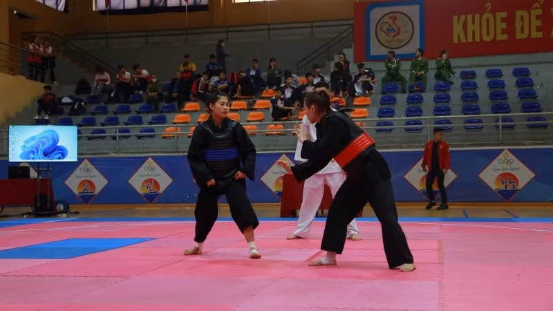 Các vận động viên bước vào nội dung thi đấu.