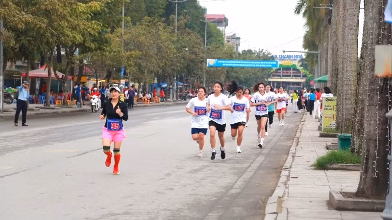 Các vận động viên nỗ lực về đích.