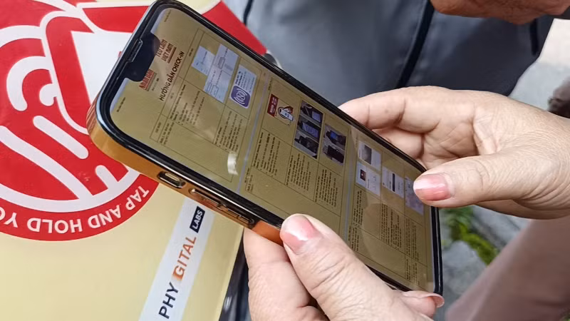 Chạm điện thoại tại điểm check-in Yêu lắm Việt Nam.