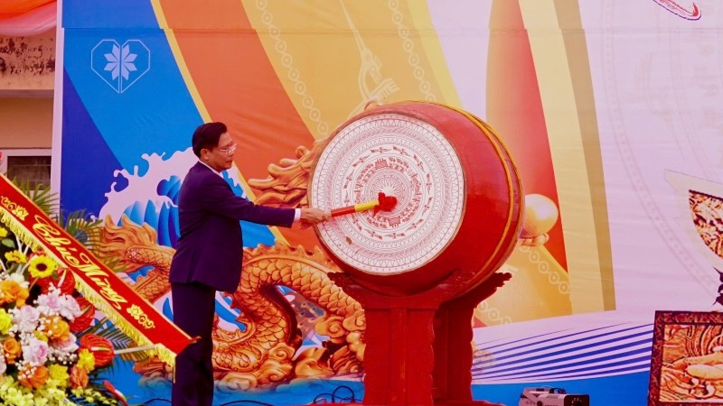 Đánh trống khai mạc Lễ hội Bút Nghiên.