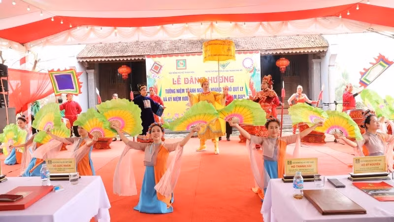 Tiết mục tái hiện thân thế, sự nghiệp và những đóng góp của Hoàng đế Hồ Quý Ly đối với quê hương, đất nước.