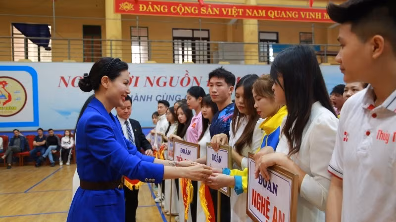 Ban tổ chức trao cờ lưu niệm cho các đoàn vận động viên.