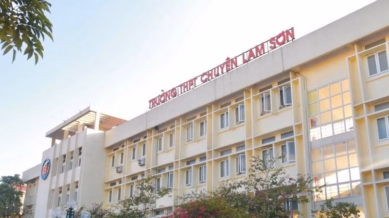 Trường trung học phổ thông chuyên Lam Sơn.