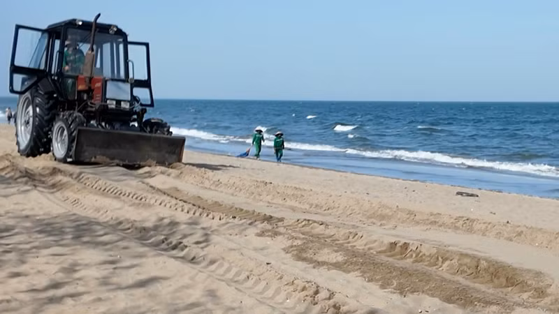 Gạt cát để bãi biển Sầm Sơn bằng phẳng hơn.