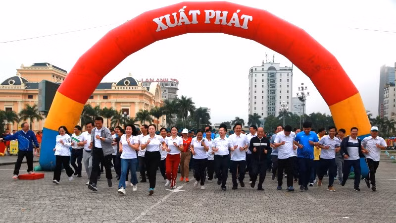 Các đại biểu đại diện các cơ quan, đơn vị trên địa bàn tham gia hoạt động rèn luyện.