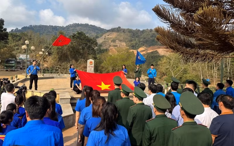 Lễ chào cờ tại cột mốc biên giới 327.