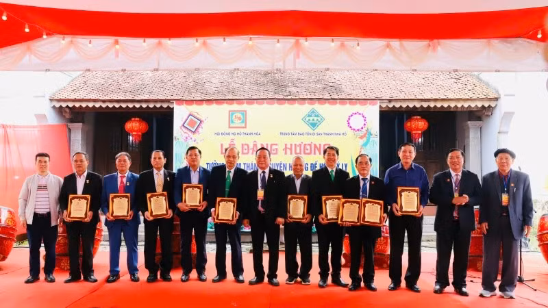 Vinh danh các tập thể và cá nhân đóng góp tích cực cho sự phát triển dòng họ Hồ Việt Nam.