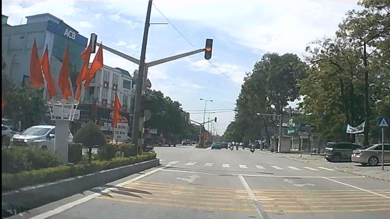 Camera hành trình ghi lại sự cố lỗi đèn tín hiệu.