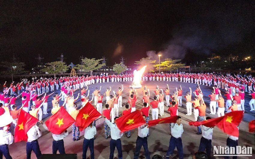 Đoàn viên thanh niên Vùng 3 Hải quân đồng diễn 5 vũ điệu tập thể. (Ảnh: ĐÌNH TĂNG)