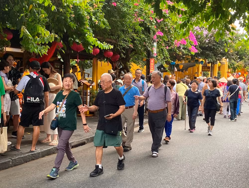 Du khách tham quan phố cổ Hội An. (Ảnh: ĐÌNH TĂNG)