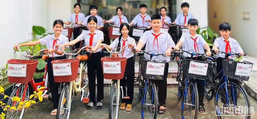 Các em học sinh nghèo hiếu học tại thị xã Điện Bàn trong buổi lễ nhận xe. (Ảnh: ĐÌNH TĂNG)