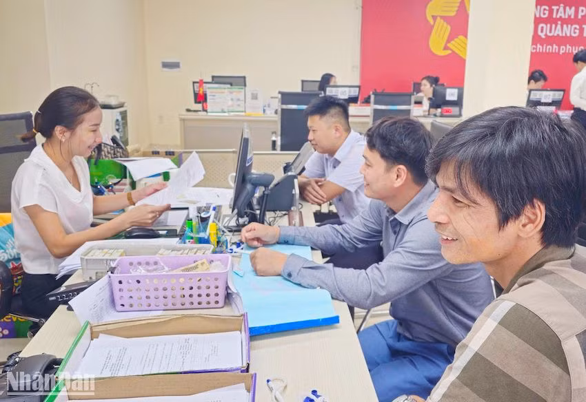 Giải quyết thủ tục hành chính cho người dân tại Trung tâm phục vụ hành chính công Quảng Trị. (Ảnh: LÂM QUANG HUY)