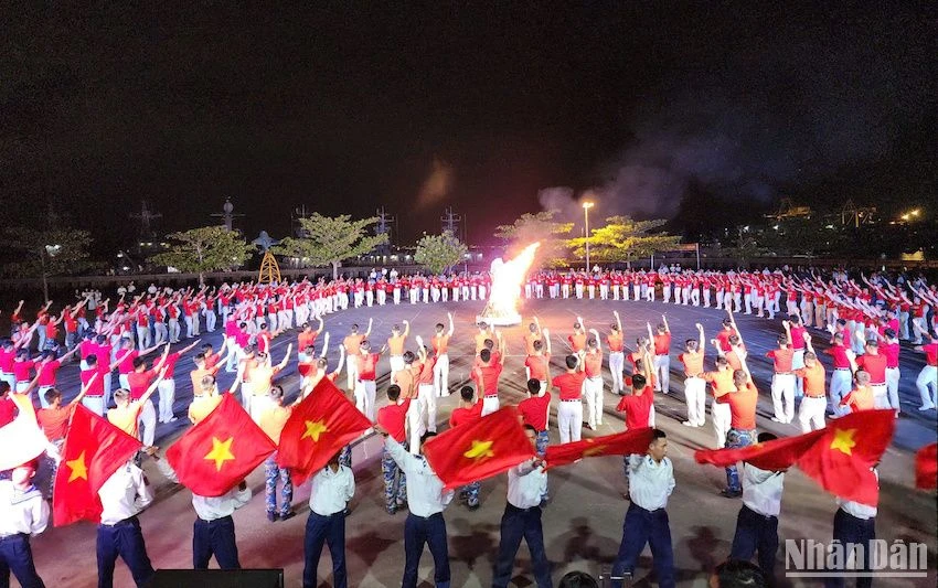 Đoàn viên, thanh niên Vùng 3 Hải quân đồng diễn 5 vũ điệu tập thể. (Ảnh: ĐÌNH TĂNG)
