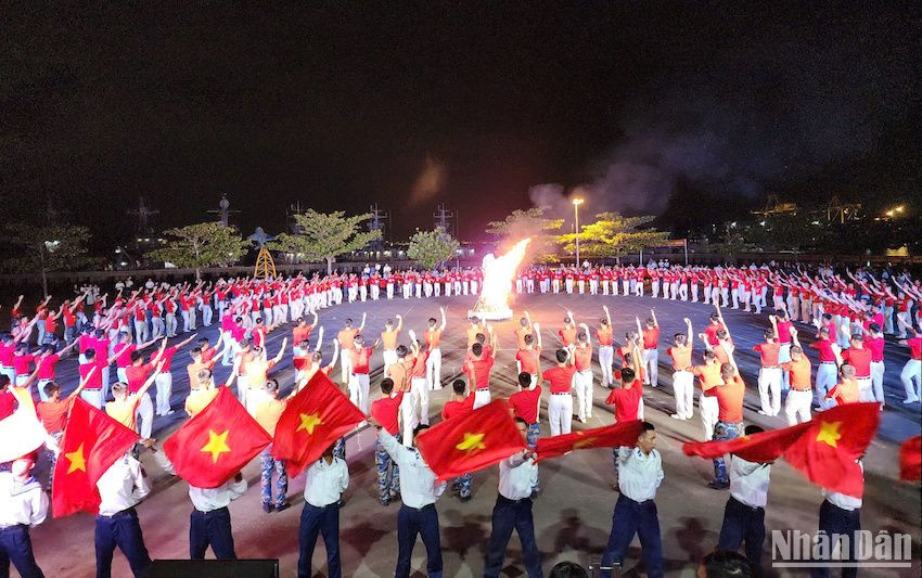 Đoàn viên, thanh niên Vùng 3 Hải quân đồng diễn 5 vũ điệu tập thể. (Ảnh: ĐÌNH TĂNG)