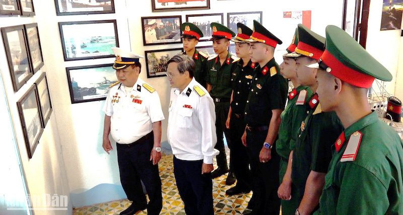 Thượng tá Phan Xuân Ạp (mang quân phục Hải quân, bên trái) kể chuyện tham gia giải phóng quần đảo Trường Sa.