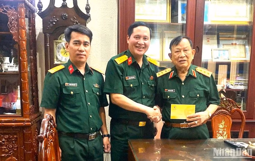 Thừa ủy quyền Bộ Tư lệnh Quân khu 5, Đại tá Dương Hoàng Toán thăm, tặng quà Thượng tướng Nguyễn Văn Được, nguyên Thứ trưởng Quốc phòng.