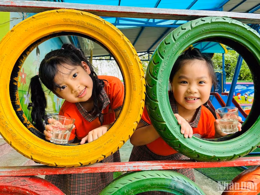 10 hệ thống lọc nước mới được lắp đặt lần này sẽ giúp hơn 2.200 học sinh và đội ngũ giáo viên, nhân viên các trường nêu trên được hưởng lợi trực tiếp từ chương trình này chỉ tính riêng trong năm học 2024-2025.