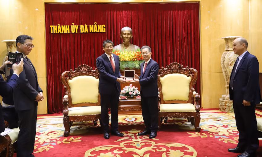 Bí thư Thành ủy Đà Nẵng Nguyễn Văn Quảng tặng quà lưu niệm Ngài Đại sứ Nhật Bản Ito Naoki.(Ảnh: ĐÌNH TĂNG)