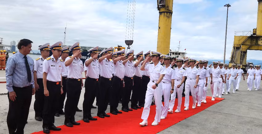 Thủy thủ đoàn tàu huấn luyện Suzunami và cán bộ, chiến sĩ các đơn vị có liên quan của Việt Nam tại Đà Nẵng chào xã giao tại Lễ đón tàu. (Ảnh: ĐÌNH TĂNG)