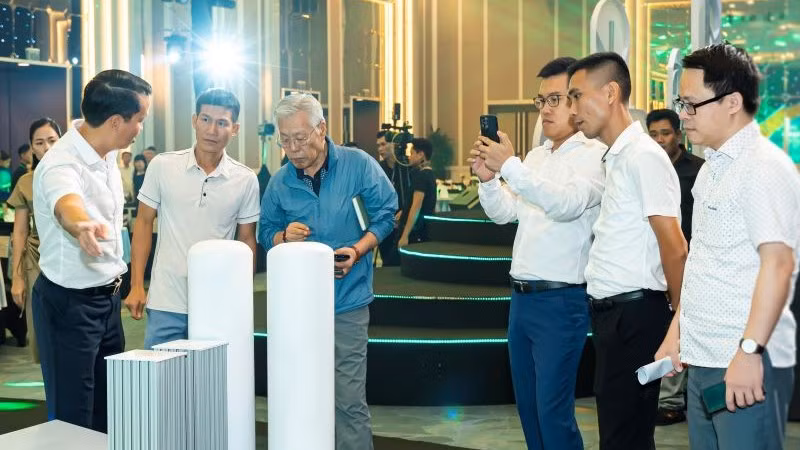 Các chủ doanh nghiệp, lãnh đạo các khách hàng công nghiệp nghiên cứu sa bàn mô hình hiển thị chuỗi giá trị LNG của PV GAS.