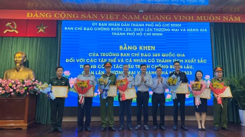 Các cá nhân và tập thể được tuyên dương về thành tích xuất sắc trong công tác đấu tranh chống buôn lậu, gian lận thương mại và hàng giả trong năm 2022, 2023.