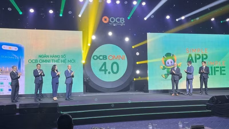 Nghi thức ra mắt phiên bản ngân hàng số OCB OMNI thế hệ mới.