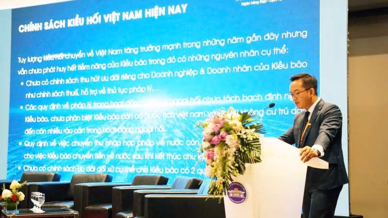 Ông Võ Hoàng Hải, Phó Tổng Giám đốc Nam A Bank trình bày tham luận tại hội nghị.