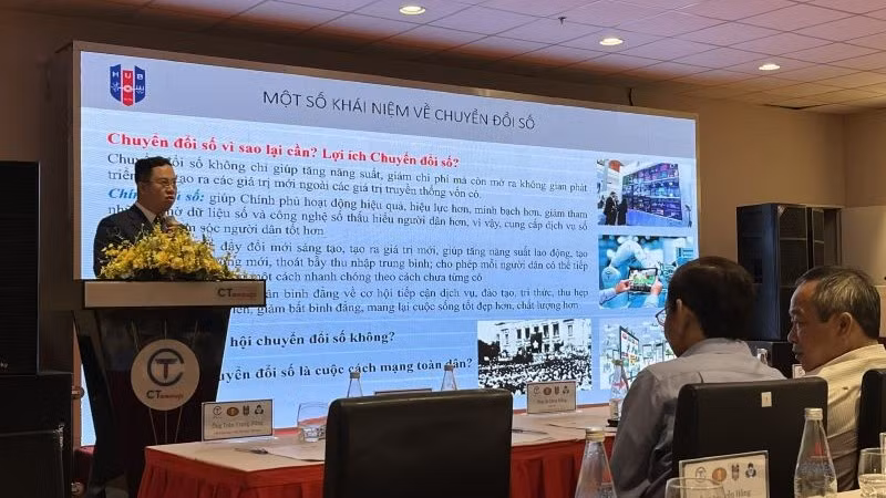 Phó Giáo sư, Tiến sĩ Nguyễn Đức Trung, Hiệu trưởng Trường Đại học Ngân hàng Thành phố Hồ Chí Minh chia sẻ giải pháp triển khai chuyển đổi số cho đồng bằng sông Cửu Long. (Ảnh: ANH THƯ)